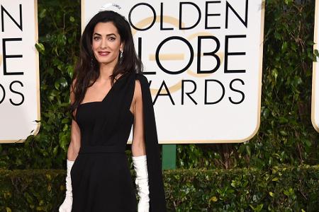 Das Modejahr 2015 ist vorbei. Anfang des Jahres bezauberte Amal Clooney bei den Golden Globes in einem schwarzen Kleid von D... Das Modejahr 2015 ist vorbei. Anfang des Jahres bezauberte Amal Clooney bei den Golden Globes in einem schwarzen Kleid von D...