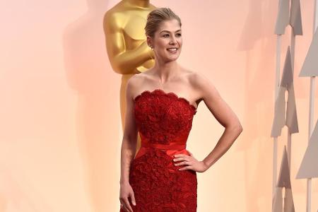Rosamund Pike erschien bei den Oscars in einer sexy Robe von Givenchy.