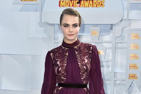 Auch Cara Delevingne erschien bei den MTV Movie Awards in einem ausgefallenen Look: Sie trug ein violettes Kleid von Reem Acra.