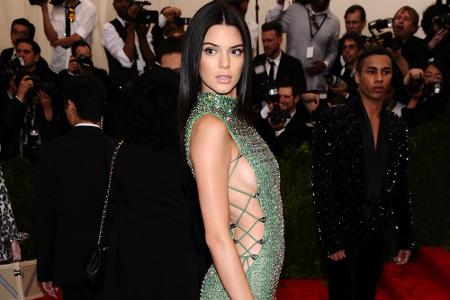 Für Kendall Jenner war 2015 ein besonders erfolgreiches Jahr: Bei der MET Gala bezauberte das Model in einer Robe von Calvin...