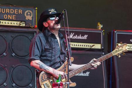 Eines seiner Markenzeichen auf der Bühne: Lemmy Kilmister positioniert sein Mikrofon bei Auftritten stets etwas zu hoch, sod...