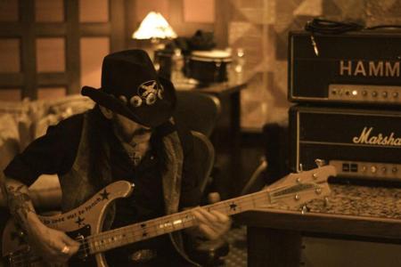 Lemmy Kilmister bei der Arbeit an dem neuen Album der Band im Februar dieses Jahres. Am 28. August erschien 