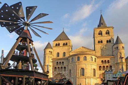 Mit der ältesten Bischofskirche Deutschlands im Hintergrund ist der Trierer Weihnachtsmarkt ein echter Hingucker. Der Triere...