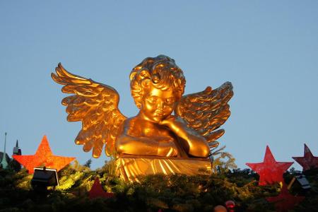 Ein Engel darf auf einem Weihnachtsmarkt nicht fehlen, in Trier schmücken viele Schausteller ihre Hütten mit Engelsfiguren.