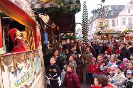 Für die Kinder ein großer Hit: Das Puppentheater am Trierer Weihnachtsmarkt.