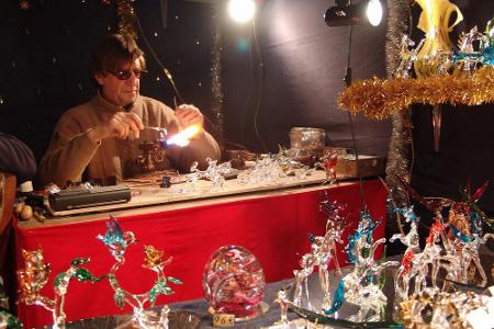 Nur mit größter Konzentration erschaffen Handwerker wunderschönen Weihnachtsschmuck, so wie dieser Glas-Künstler hier.