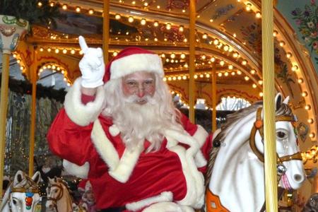 Der singende Weihnachtsmann tritt in Deutschland nur in Trier auf und zwar am 30. November sowie am 7., 14. und 21. Dezember.