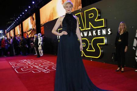 Im Film ist Gwendoline Christie als Captain Phasma in voller Rüstung zu sehen - auf dem roten Teppich in London präsentiert ...