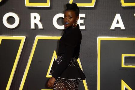 Für Aufsehen sorgte in London Lupita Nyong'o. Sie trug blauen Lippenstift, ihre Robe bestand aus einem schwarzen, langärmlig...