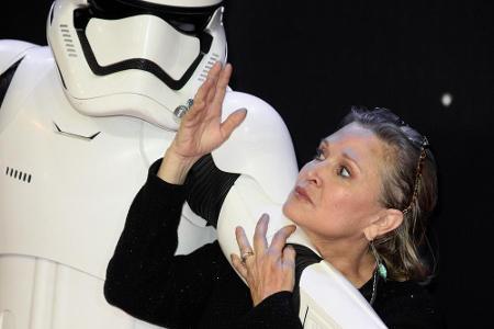 Von der Prinzessin zum General: Die ganz in Schwarz gekleidete Carrie Fisher bewies auf der London-Premiere, dass Leia auch ...