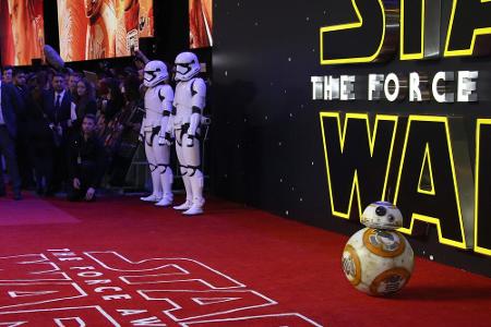 Ihr neuer Droiden-Kollege BB-8 begeisterte die Fans schon auf der Weltpremiere in Los Angeles, jetzt erobert er auch Europa ...