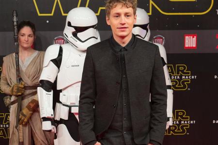 Ständchen für die Sturmtruppler? Tim Bendzko auf der Deutschlandpremiere von 