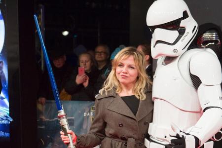 Sänger-Kollegin Annett Louisan kuschelte ebenfalls mit einem Stormtrooper - und das auch noch mit Lichtschwert.