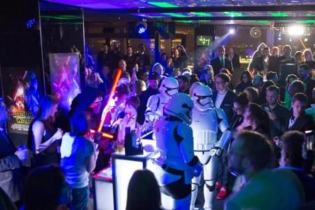 Zur Belohnung durften sich die Stormtroopers auf der Premierenparty in Berlin austoben.
