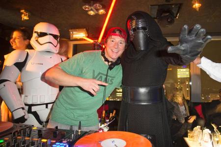 Das DJ-Pult hatte die dunkle Seite der Macht dabei fest im Griff.