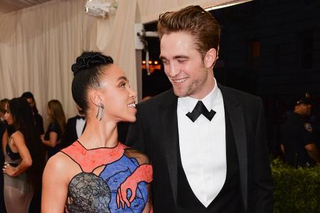 Werfen sich verliebte Blicke auf der Met Gala in New York zu: Robert Pattinson und FKA Twigs Werfen sich verliebte Blicke auf der Met Gala in New York zu: Robert Pattinson und FKA Twigs