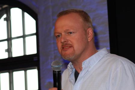 Stefan Raab moderiert jährlich den Song Contest in Deutschland Stefan Raab moderiert jährlich den Song Contest in Deutschland