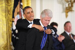 Barack Obama und Bill Clinton frotzeln auf Twitter