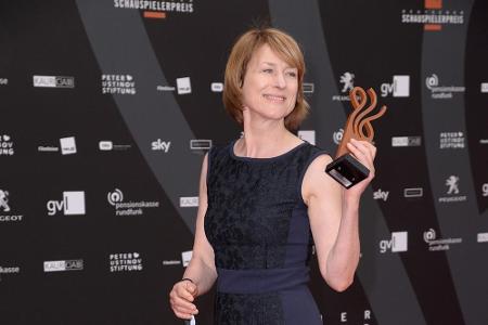 Corinna Harfouch präsentiert stolz ihre Trophäe Corinna Harfouch präsentiert stolz ihre Trophäe