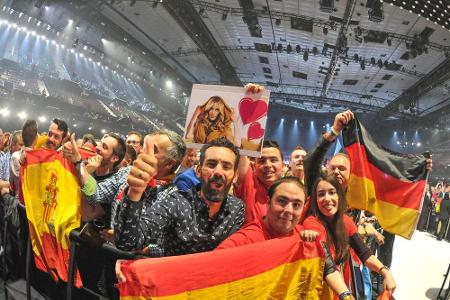 Spanische und deutsche Fans vor dem Finale