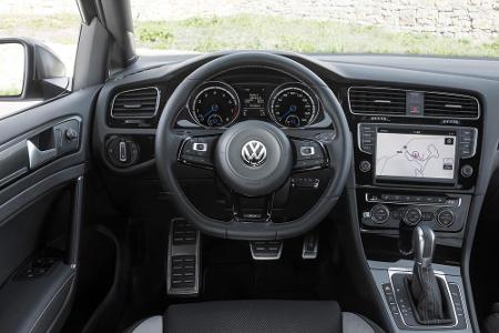 Aufgeräumt und schnörkellos: Cockpit des Golf GTD Variant