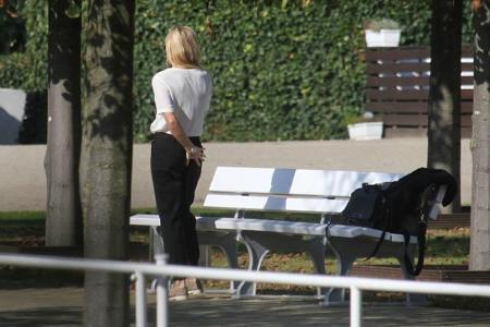...ihre Sitzposition dann doch wieder verlassen. Ob Helene wohl mit ihrem Dauer-Freund Florian Silbereisen telefoniert? Währ...