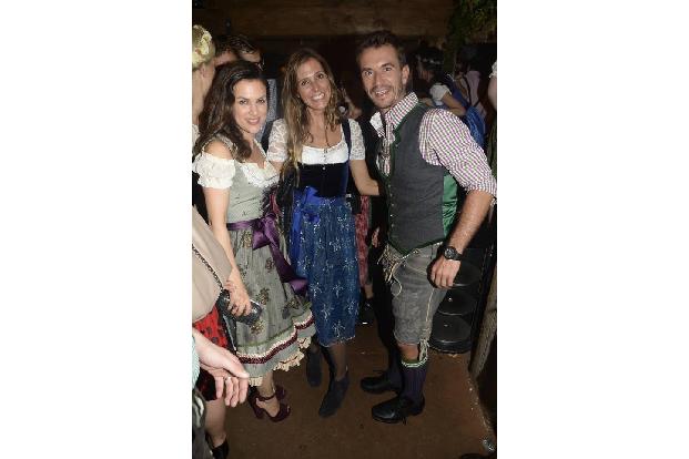 ...der 33-Jährige nämlich mit wechselnder weiblicher Begleitung auf dem Oktoberfest in München. Erst unterhält er sich im Kä...