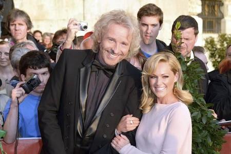 ...Bilder wie dieses hier mit Thomas Gottschalk, die ihm zusetzen? Immer wieder zeigt sich seine Helene mit prominenten Vere...