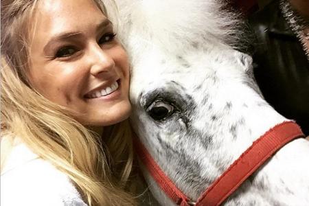Bar Refaeli präsentiert ihren neuen Bar Refaeli präsentiert ihren neuen