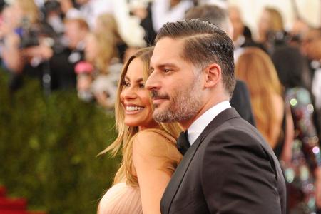 Sofia Vergara und Joe Manganiello scherzen auf dem roten Teppich der MET-Gala Sofia Vergara und Joe Manganiello scherzen auf dem roten Teppich der MET-Gala