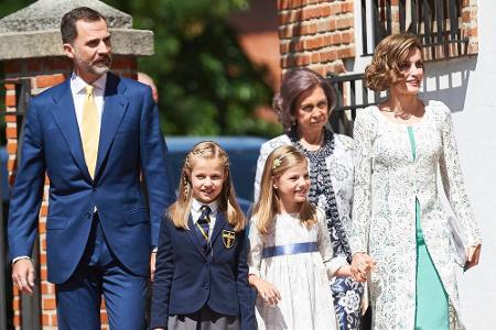 Leonor (2.v.l.) wird von ihrer Familie zur Kirche begleitet Leonor (2.v.l.) wird von ihrer Familie zur Kirche begleitet