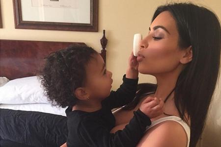 Gerne präsentiert Kim Kardashian auf Instagram Bilder von sich und ihrer Tochter North Gerne präsentiert Kim Kardashian auf Instagram Bilder von sich und ihrer Tochter North
