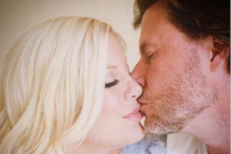 Tori Spelling und Ehemann Dean McDermott sind auch nach neun Ehejahren verliebt wie eh und je Tori Spelling und Ehemann Dean McDermott sind auch nach neun Ehejahren verliebt wie eh und je