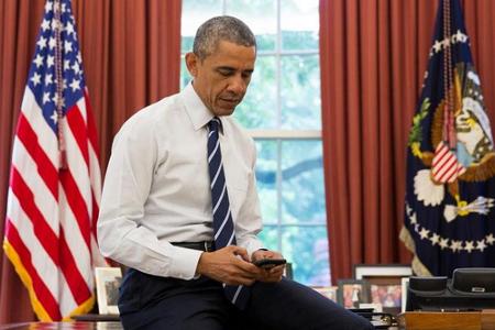 US-Präsident Barack Obama setzt seinen ersten Tweet aus dem Oval Office ab US-Präsident Barack Obama setzt seinen ersten Tweet aus dem Oval Office ab