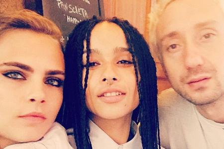 Zoe Kravitz (M.) schießt ein Selfie mit Freunden