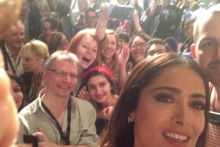 Salma Hayeks Fans wollen alle mit auf's Bild