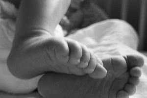 Sam Worthington: Freundin postet Baby-Füße