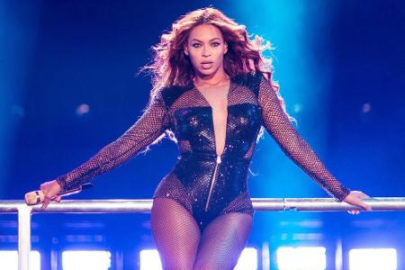 Leder und Netz: Beyoncé auf der Bühne