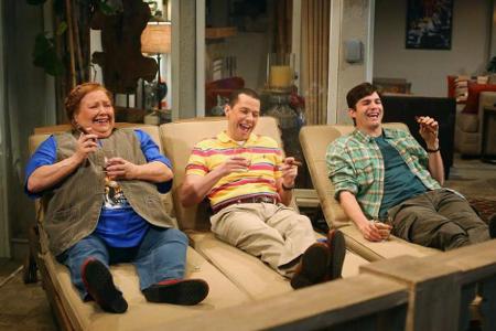 Conchata Ferrell, Jon Cryer und Ashton Kutcher (v.l.n.r.) feiern die letzte Folge