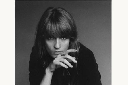 Ungewohnt zurückgenommen: Florence Welch in Schwarz-Weiß Ungewohnt zurückgenommen: Florence Welch in Schwarz-Weiß