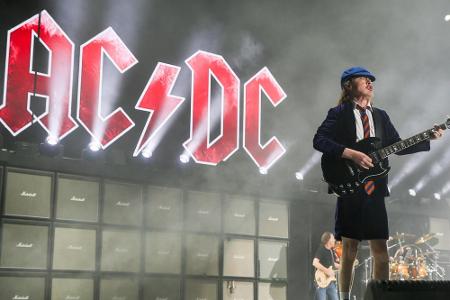 Beim Auftritt auf dem Coachella Festival 2015 trug Angus Young wie immer seine legendäre Schuluniform