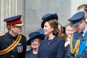 Prinz Harry zum ersten Mal bei Prinzessin Charlotte