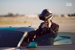 Helm auf und los geht's: Matt Powers mit dem Oculus-Headset neben seinem Roush Stage 3 Mustang