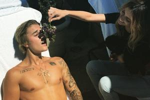 Bieber-Fütterung mit nacktem Oberkörper