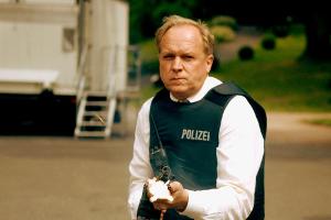 Ulrich Tukur in einer Szene des ausgezeichneten "Tatort: Im Schmerz geboren"
