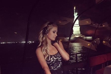 03 Paris Hilton httpsinstagram.comparishilton 11123777_615814398551002_1715842166_n.jpg