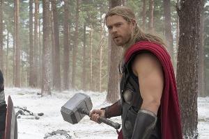 Thor (Chris Hemsworth) und die übrigen Avengers haben es mit einem schier übermächtigen Gegner zu tun