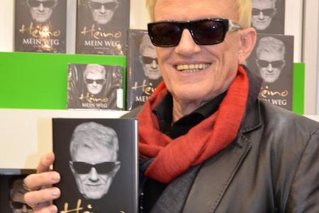 Heino mit seiner Autobiografie Heino mit seiner Autobiografie