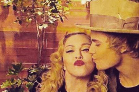 Ein Küsschen für die Queen of Pop: Madonna und Justin Bieber