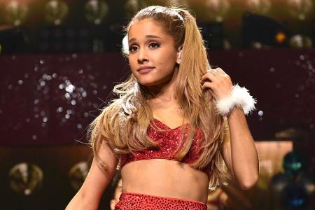 So kennt man Ariana Grande: Bei einem Auftritt im Dezember trug sie ein sexy Weihnachts-Outfit